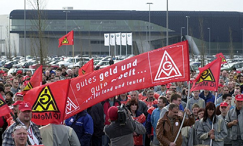 Protestaktion Bei Bmw In Leipzig Fur Das Vorziehen Der Tariferhohung Die Gleichstellung Der Zeitarbeiter Und Gegen Die Rente Mit 67 Ig Metall Bezirk Berlin Brandenburg Sachsen